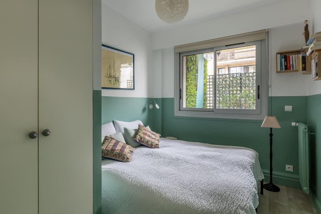 L'assomption De Charme Avec Balcon * Parijs