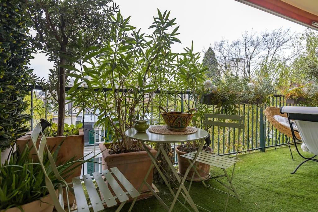 L'assomption De Charme Avec Balcon * Parijs